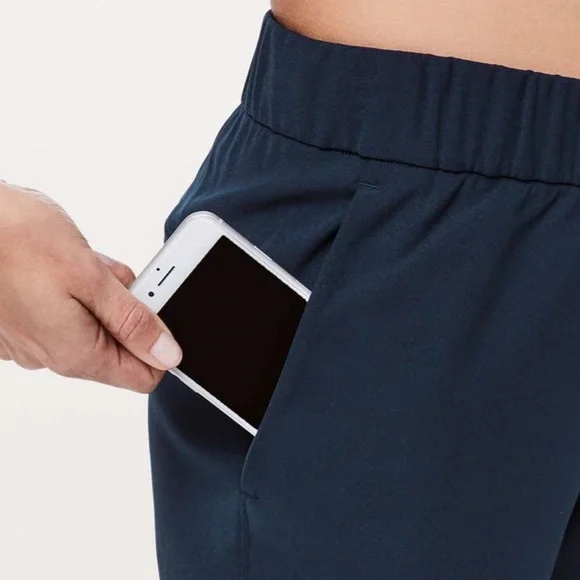 Lululemon On The Fly Crop *Woven 23" EUC Size 6 - Picture 4 of 8